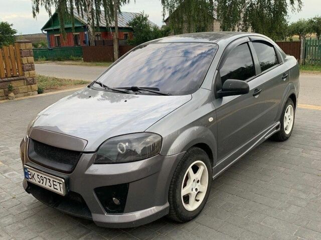 Серый Шевроле Авео, объемом двигателя 1.5 л и пробегом 250 тыс. км за 3000 $, фото 1 на Automoto.ua