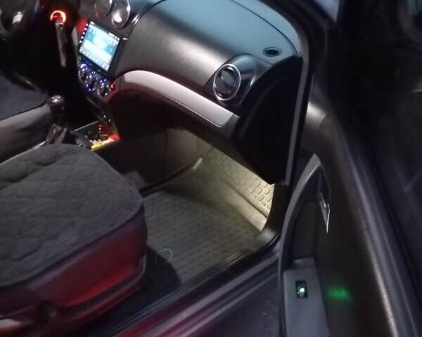 Сірий Шевроле Авео, об'ємом двигуна 1.5 л та пробігом 210 тис. км за 4000 $, фото 1 на Automoto.ua