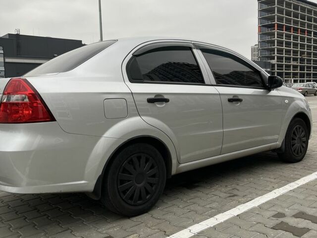 Серый Шевроле Авео, объемом двигателя 1.5 л и пробегом 183 тыс. км за 4800 $, фото 1 на Automoto.ua