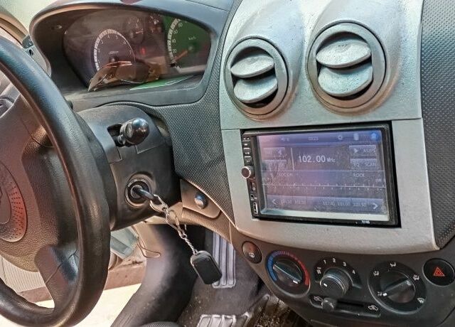 Серый Шевроле Авео, объемом двигателя 1.5 л и пробегом 300 тыс. км за 2999 $, фото 1 на Automoto.ua