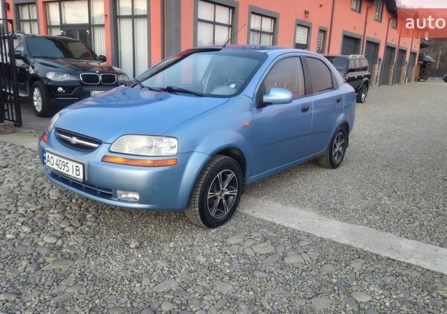 Синий Шевроле Авео, объемом двигателя 1.5 л и пробегом 320 тыс. км за 2100 $, фото 1 на Automoto.ua