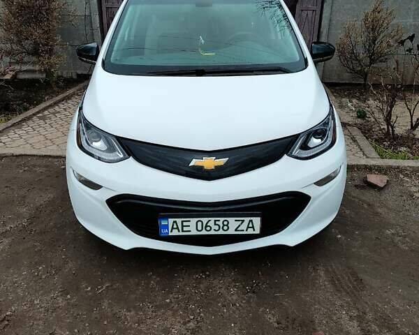 Белый Шевроле Bolt EV, объемом двигателя 0 л и пробегом 105 тыс. км за 13750 $, фото 1 на Automoto.ua