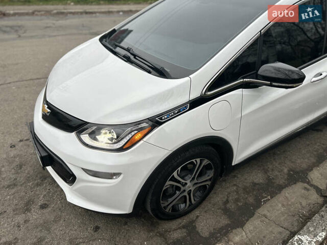 Белый Шевроле Bolt EV, объемом двигателя 0 л и пробегом 127 тыс. км за 15450 $, фото 1 на Automoto.ua