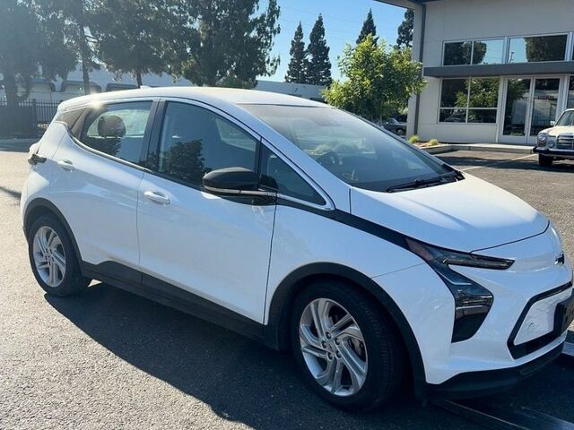 Белый Шевроле Bolt EV, объемом двигателя 0 л и пробегом 48 тыс. км за 15250 $, фото 1 на Automoto.ua