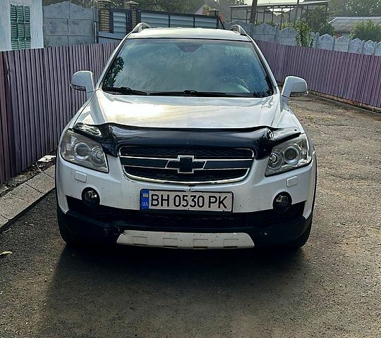 Белый Шевроле Каптива, объемом двигателя 2.4 л и пробегом 280 тыс. км за 6000 $, фото 1 на Automoto.ua