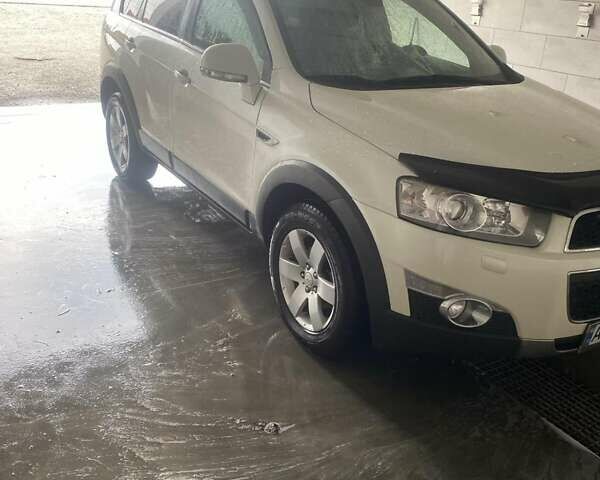 Белый Шевроле Каптива, объемом двигателя 2.2 л и пробегом 270 тыс. км за 10800 $, фото 1 на Automoto.ua