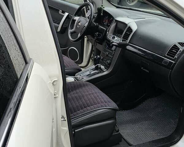 Белый Шевроле Каптива, объемом двигателя 2.23 л и пробегом 173 тыс. км за 10500 $, фото 1 на Automoto.ua