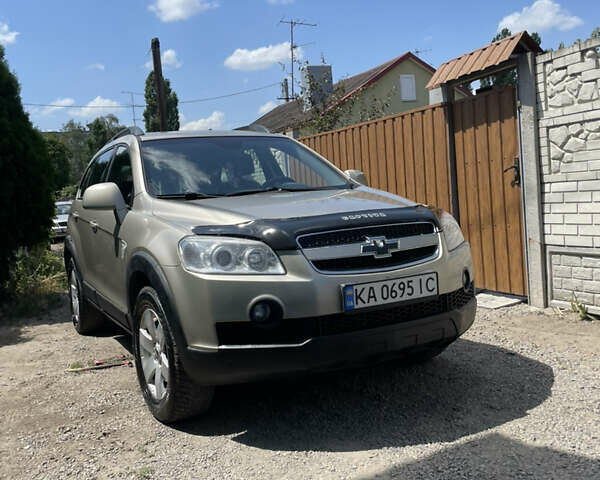 Бежевый Шевроле Каптива, объемом двигателя 2.41 л и пробегом 249 тыс. км за 8300 $, фото 1 на Automoto.ua