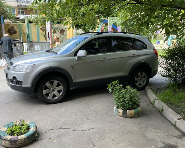 Серый Шевроле Каптива, объемом двигателя 2.4 л и пробегом 250 тыс. км за 8200 $, фото 1 на Automoto.ua
