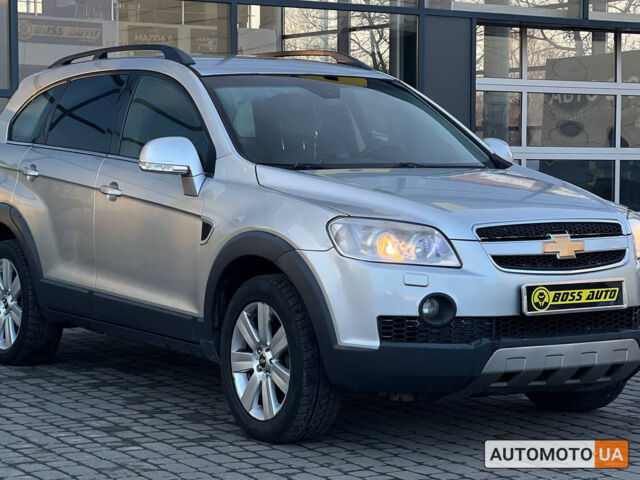 Серый Шевроле Каптива, объемом двигателя 2.4 л и пробегом 300 тыс. км за 8500 $, фото 1 на Automoto.ua