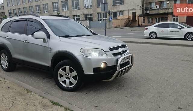 Серый Шевроле Каптива, объемом двигателя 2.4 л и пробегом 310 тыс. км за 8000 $, фото 1 на Automoto.ua