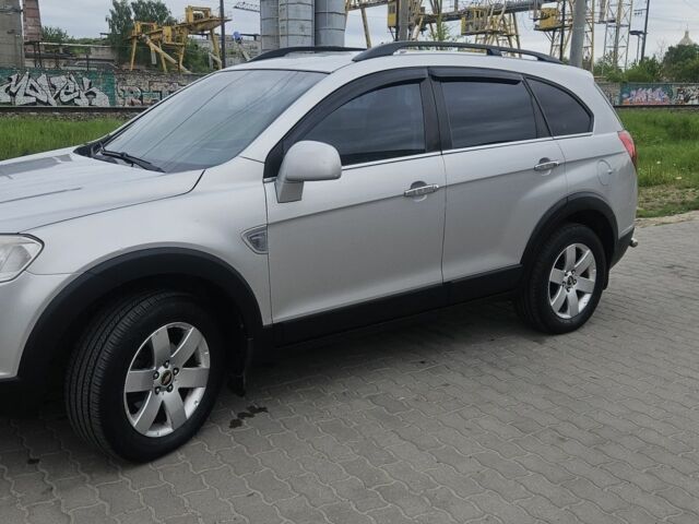 Серый Шевроле Каптива, объемом двигателя 2.4 л и пробегом 310 тыс. км за 8000 $, фото 1 на Automoto.ua