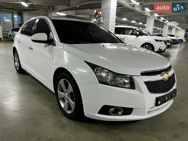 Белый Шевроле Круз, объемом двигателя 2 л и пробегом 119 тыс. км за 7642 $, фото 1 на Automoto.ua