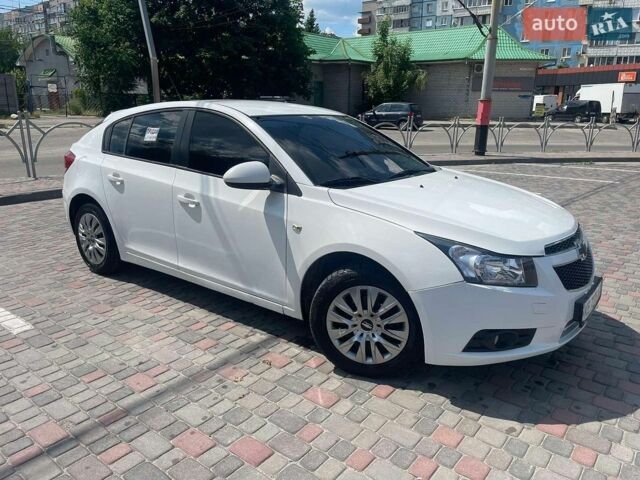 Белый Шевроле Круз, объемом двигателя 1.8 л и пробегом 214 тыс. км за 5200 $, фото 1 на Automoto.ua