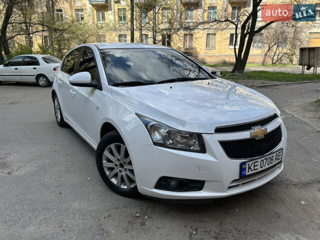 Белый Шевроле Круз, объемом двигателя 2 л и пробегом 235 тыс. км за 8200 $, фото 1 на Automoto.ua
