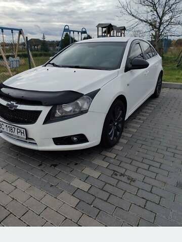 Белый Шевроле Круз, объемом двигателя 1.8 л и пробегом 400 тыс. км за 5250 $, фото 1 на Automoto.ua