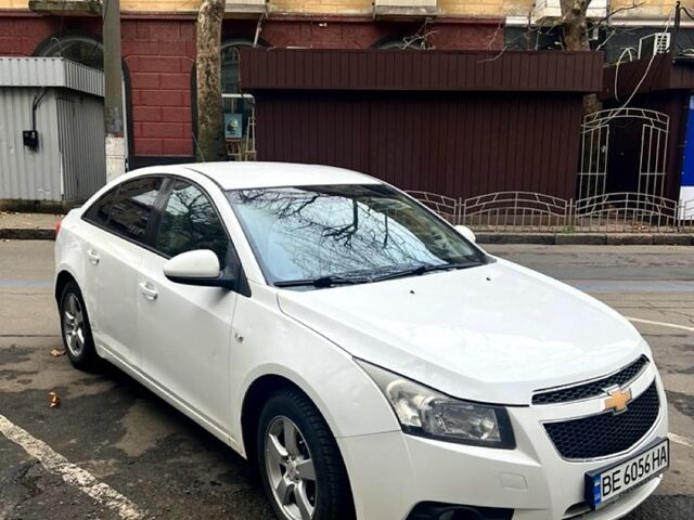 Белый Шевроле Круз, объемом двигателя 1.6 л и пробегом 230 тыс. км за 5600 $, фото 1 на Automoto.ua
