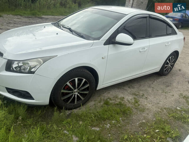 Белый Шевроле Круз, объемом двигателя 1.6 л и пробегом 220 тыс. км за 5700 $, фото 1 на Automoto.ua