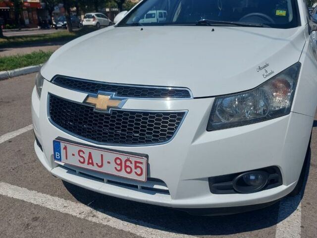 Белый Шевроле Круз, объемом двигателя 2 л и пробегом 290 тыс. км за 3400 $, фото 1 на Automoto.ua