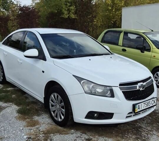Белый Шевроле Круз, объемом двигателя 1.8 л и пробегом 187 тыс. км за 5600 $, фото 1 на Automoto.ua