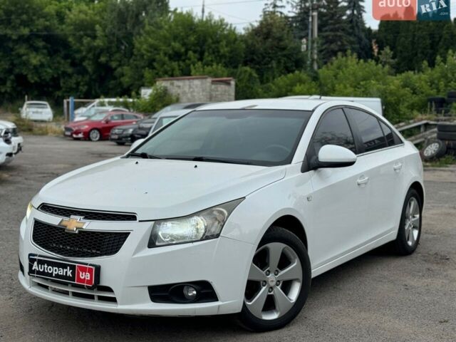 Белый Шевроле Круз, объемом двигателя 2 л и пробегом 212 тыс. км за 5990 $, фото 1 на Automoto.ua