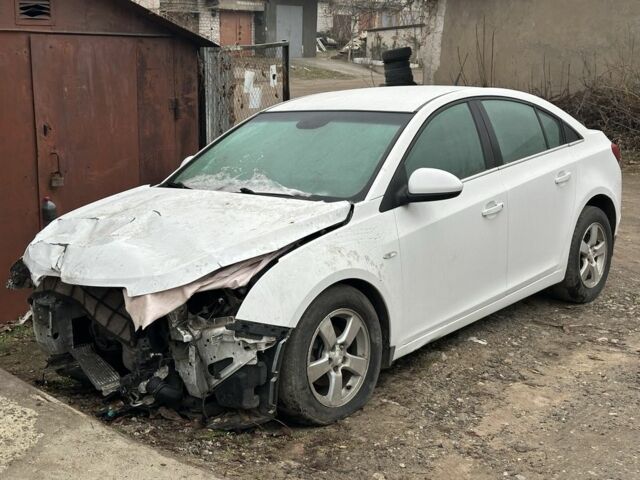 Белый Шевроле Круз, объемом двигателя 1.4 л и пробегом 200 тыс. км за 3650 $, фото 1 на Automoto.ua