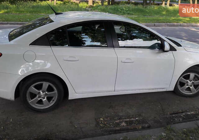 Белый Шевроле Круз, объемом двигателя 1.4 л и пробегом 230 тыс. км за 5800 $, фото 1 на Automoto.ua