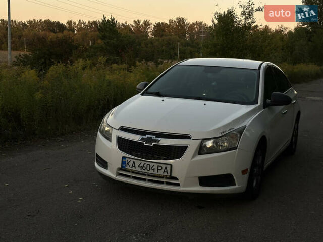 Белый Шевроле Круз, объемом двигателя 1.8 л и пробегом 227 тыс. км за 7000 $, фото 1 на Automoto.ua