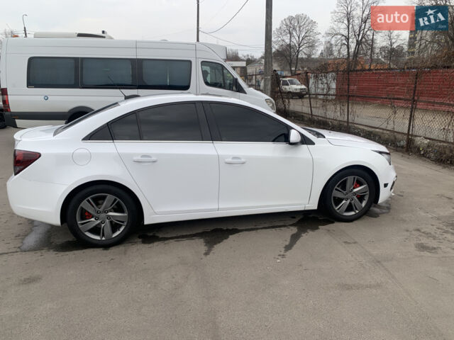 Белый Шевроле Круз, объемом двигателя 2 л и пробегом 320 тыс. км за 8500 $, фото 1 на Automoto.ua