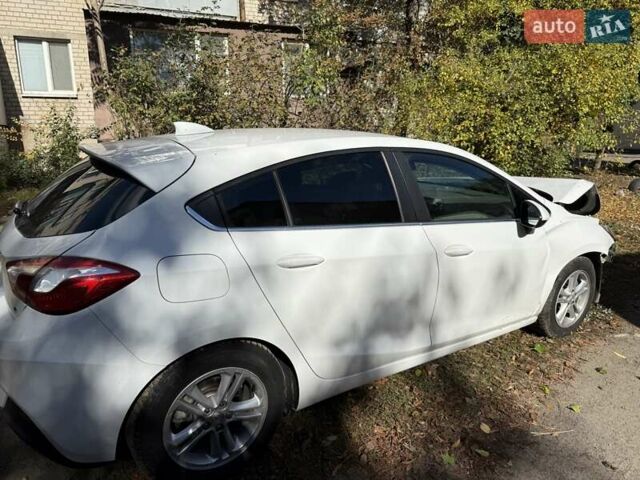 Белый Шевроле Круз, объемом двигателя 1.4 л и пробегом 157 тыс. км за 5000 $, фото 1 на Automoto.ua