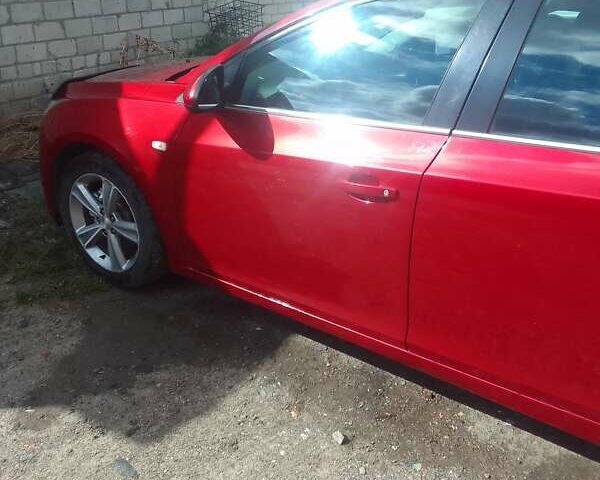 Красный Шевроле Круз, объемом двигателя 1.36 л и пробегом 142 тыс. км за 7200 $, фото 1 на Automoto.ua