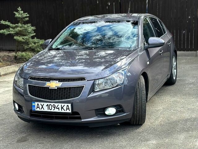 Серый Шевроле Круз, объемом двигателя 1.8 л и пробегом 280 тыс. км за 7800 $, фото 1 на Automoto.ua