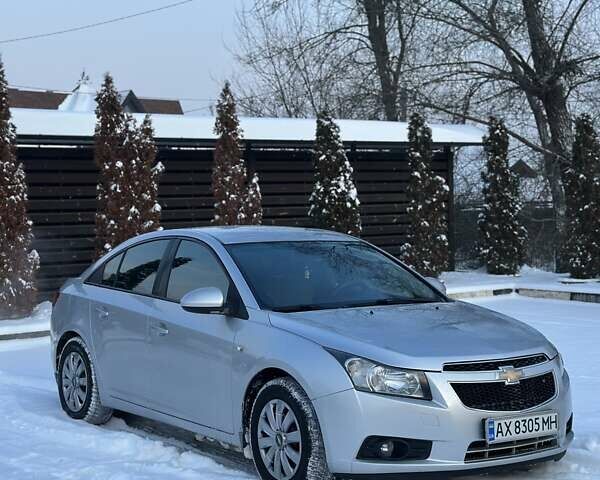 Серый Шевроле Круз, объемом двигателя 1.8 л и пробегом 250 тыс. км за 6300 $, фото 1 на Automoto.ua