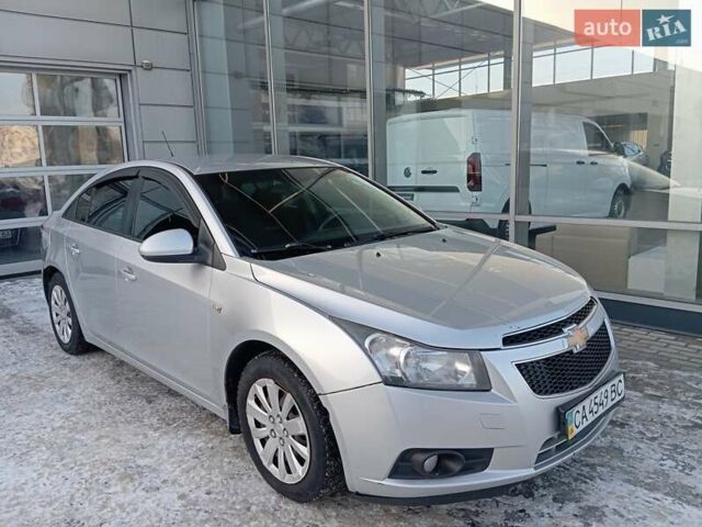 Серый Шевроле Круз, объемом двигателя 1.8 л и пробегом 297 тыс. км за 4950 $, фото 1 на Automoto.ua