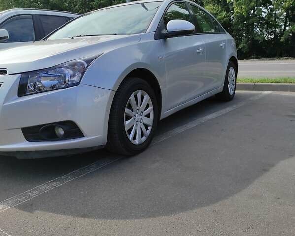 Серый Шевроле Круз, объемом двигателя 1.6 л и пробегом 20 тыс. км за 8000 $, фото 1 на Automoto.ua