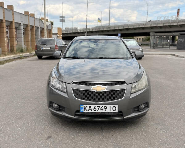Серый Шевроле Круз, объемом двигателя 1.8 л и пробегом 186 тыс. км за 6200 $, фото 1 на Automoto.ua