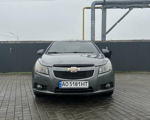 Серый Шевроле Круз, объемом двигателя 1.8 л и пробегом 258 тыс. км за 6000 $, фото 1 на Automoto.ua
