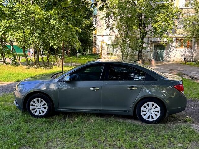 Серый Шевроле Круз, объемом двигателя 1.8 л и пробегом 142 тыс. км за 6500 $, фото 1 на Automoto.ua