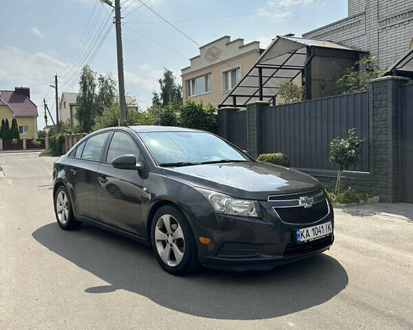 Серый Шевроле Круз, объемом двигателя 1.8 л и пробегом 257 тыс. км за 7500 $, фото 1 на Automoto.ua