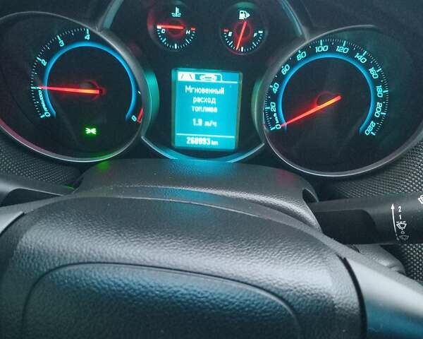 Серый Шевроле Круз, объемом двигателя 1.6 л и пробегом 270 тыс. км за 6500 $, фото 1 на Automoto.ua