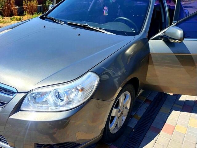 Бежевий Шевроле Епіка, об'ємом двигуна 2 л та пробігом 155 тис. км за 6000 $, фото 1 на Automoto.ua