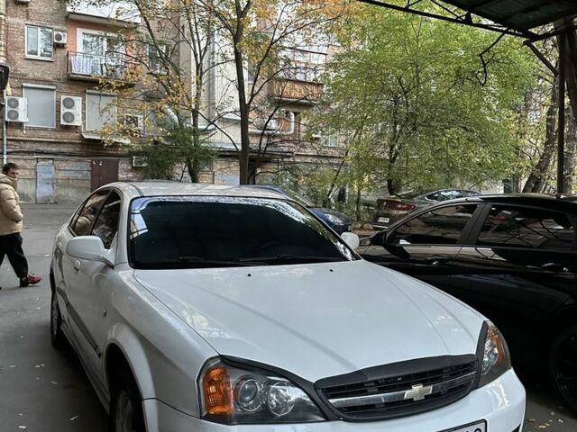 Білий Шевроле Еванда, об'ємом двигуна 2 л та пробігом 266 тис. км за 2475 $, фото 1 на Automoto.ua