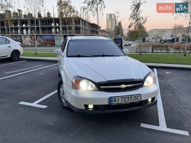 Белый Шевроле Эванда, объемом двигателя 2 л и пробегом 257 тыс. км за 4400 $, фото 1 на Automoto.ua