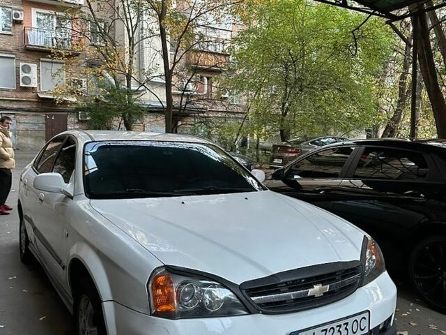 Білий Шевроле Еванда, об'ємом двигуна 2 л та пробігом 265 тис. км за 2572 $, фото 1 на Automoto.ua