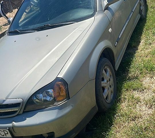 Сірий Шевроле Еванда, об'ємом двигуна 2 л та пробігом 299 тис. км за 2000 $, фото 1 на Automoto.ua