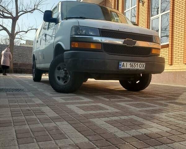 Белый Шевроле Експресс, объемом двигателя 4.8 л и пробегом 290 тыс. км за 10000 $, фото 1 на Automoto.ua