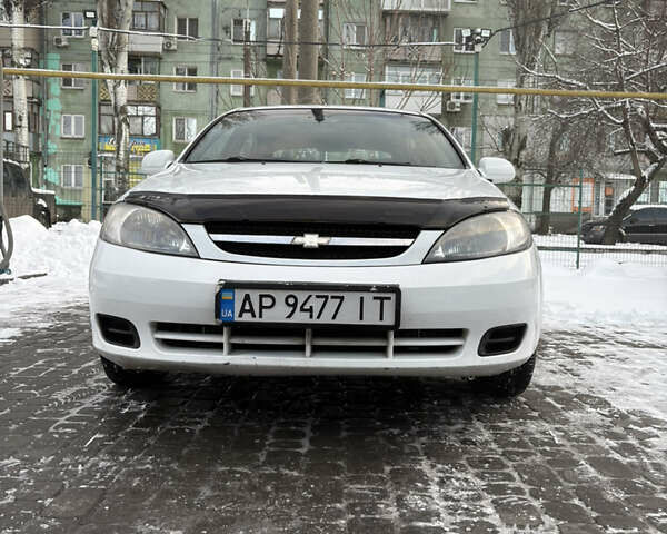 Белый Шевроле Лачетти, объемом двигателя 1.6 л и пробегом 230 тыс. км за 4000 $, фото 1 на Automoto.ua