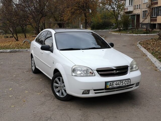 Белый Шевроле Лачетти, объемом двигателя 1.6 л и пробегом 220 тыс. км за 4000 $, фото 1 на Automoto.ua