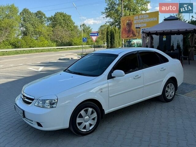 Белый Шевроле Лачетти, объемом двигателя 1.6 л и пробегом 250 тыс. км за 4450 $, фото 1 на Automoto.ua
