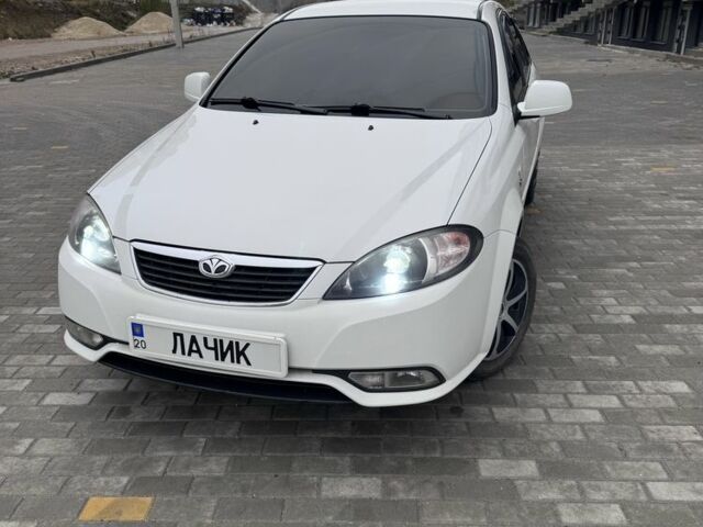 Белый Шевроле Лачетти, объемом двигателя 1.5 л и пробегом 280 тыс. км за 4200 $, фото 1 на Automoto.ua